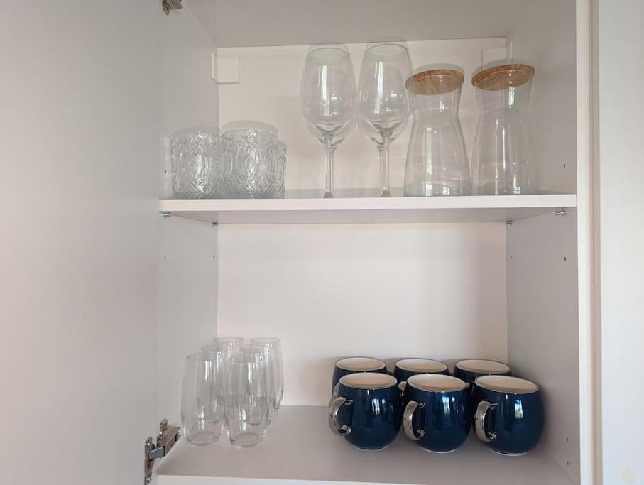 Lovely With Free Parking On Premisis Apartment
