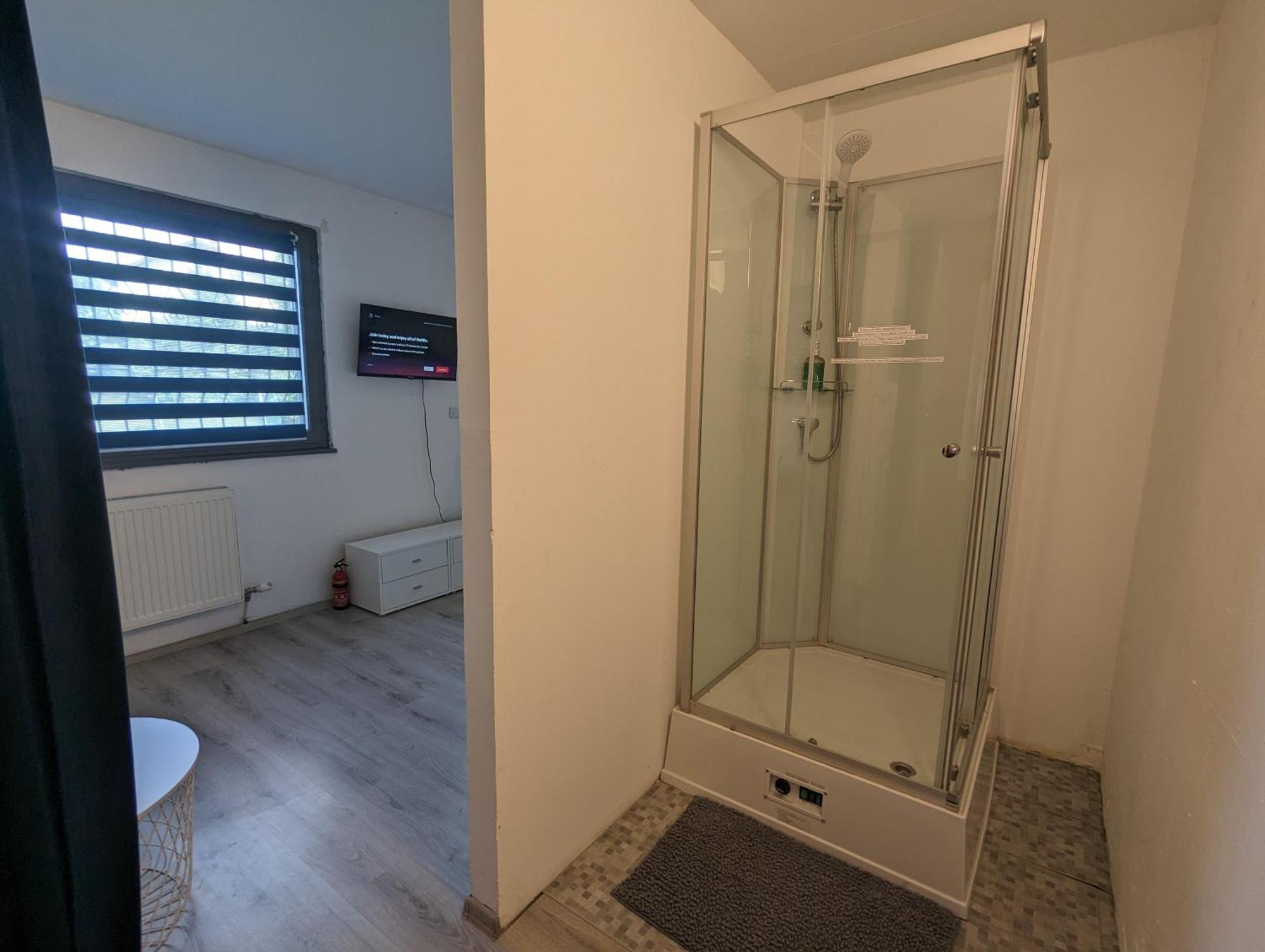 Lovely With Free Parking On Premisis Apartment
