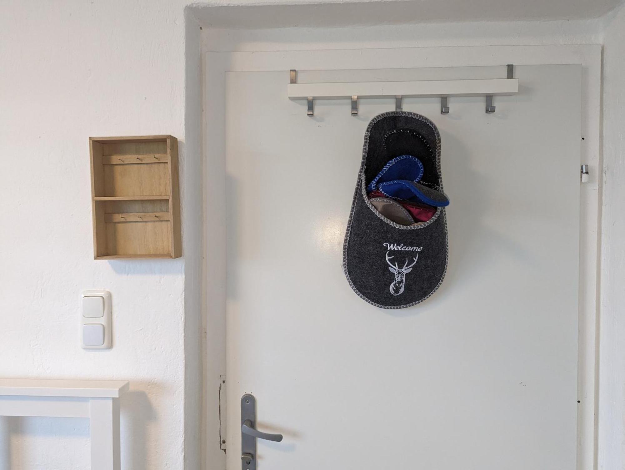 Lovely With Free Parking On Premisis Apartment