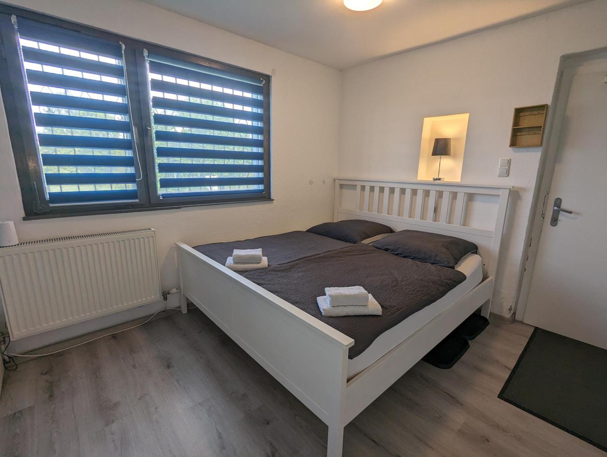 Lovely With Free Parking On Premisis Apartment *